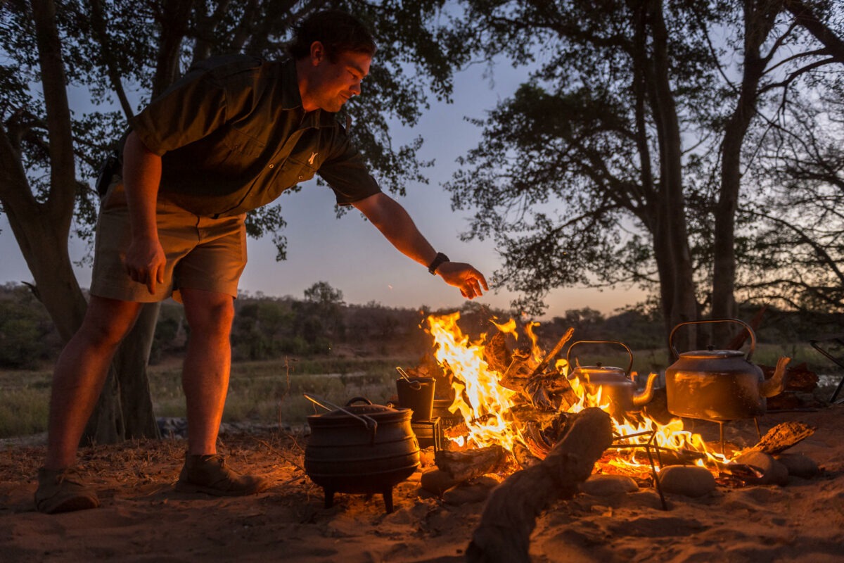 Kochen am Lagerfeuer im Wilderness Survival Camp